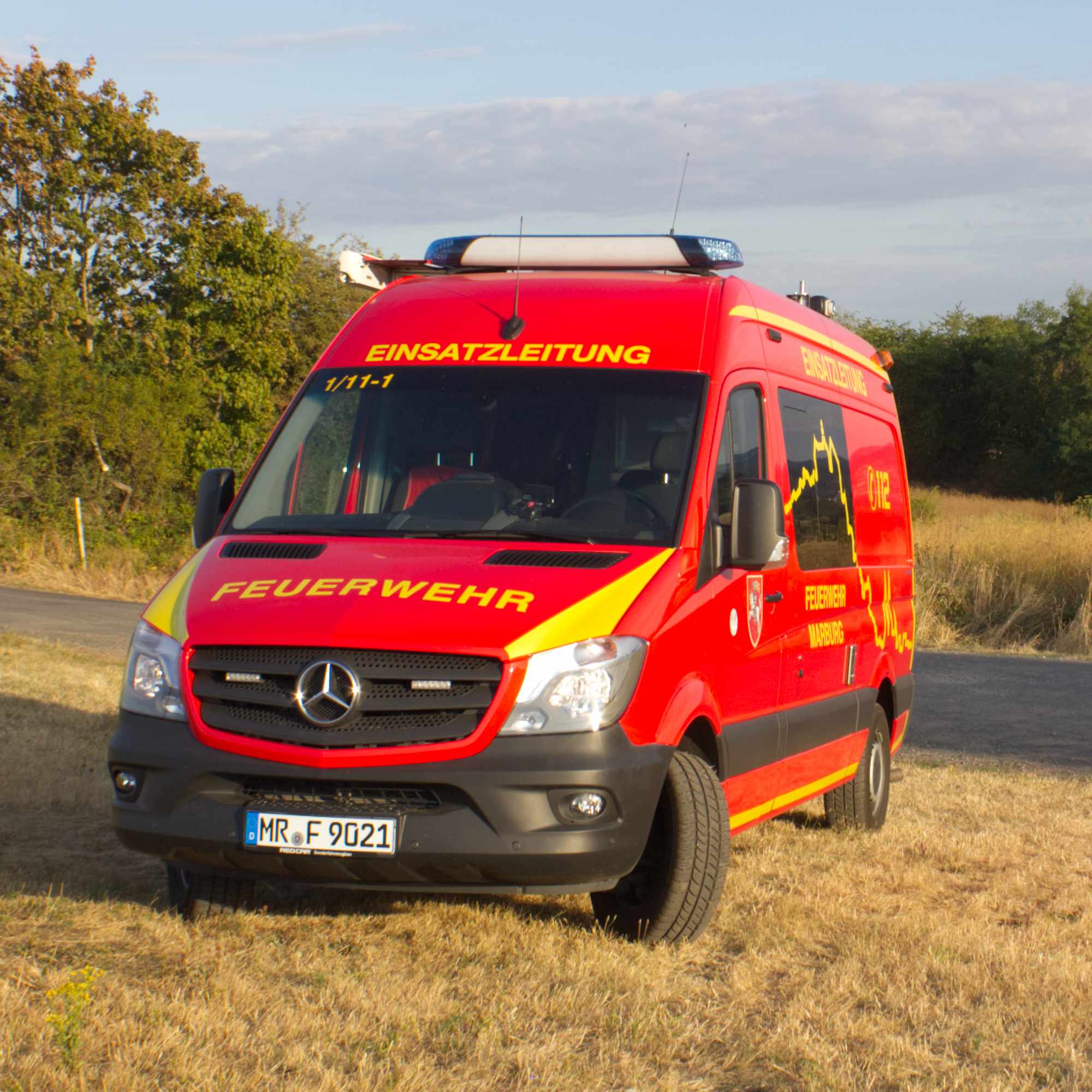 Einsatzleitwagen auf Wiese