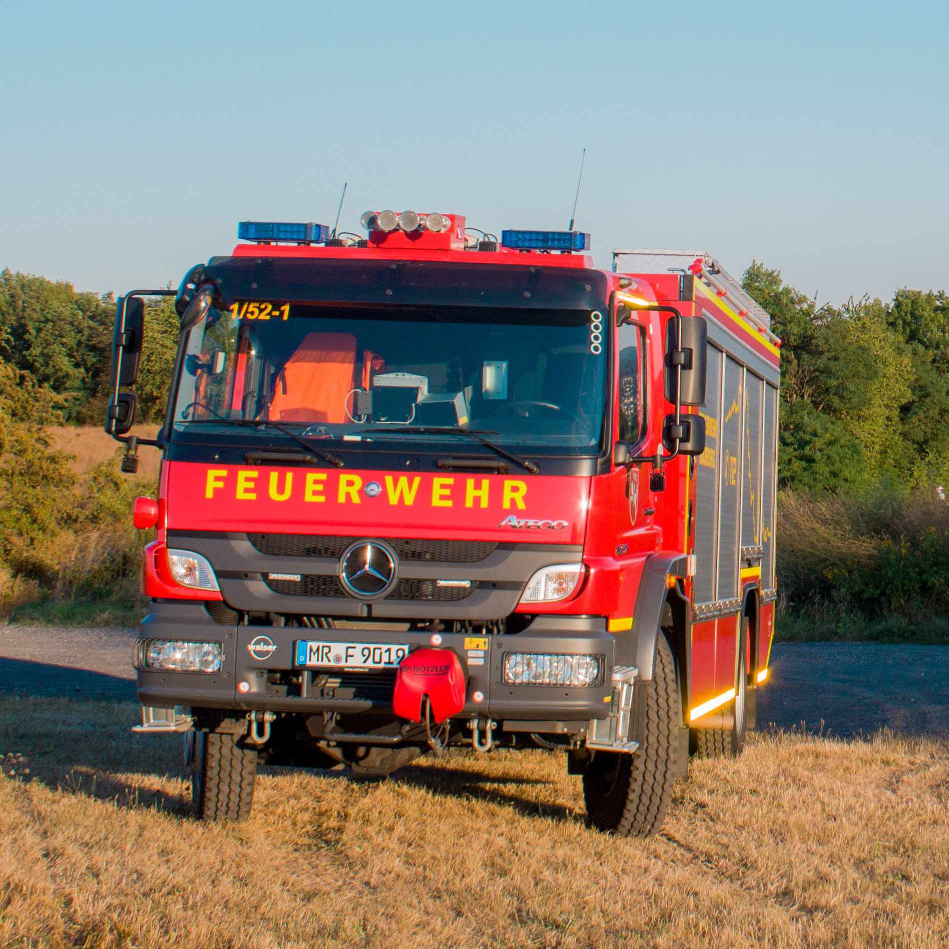 Rüstwagen der Feuerwehr auf einer Wiese
